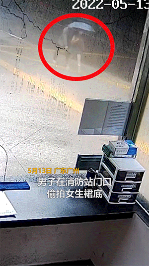 搞笑GIF图片：这孩子太关心妈妈了