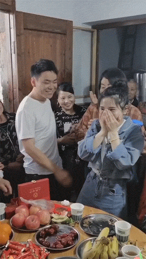 搞笑GIF图片：这孩子太关心妈妈了
