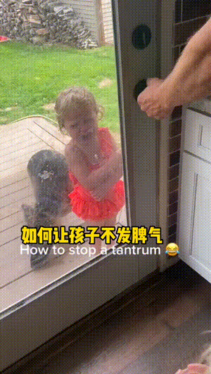 搞笑GIF图片：这孩子太关心妈妈了