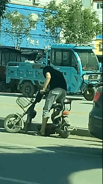 搞笑GIF图片：这孩子太关心妈妈了