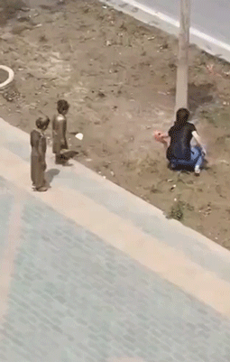 搞笑GIF图片：这孩子太关心妈妈了