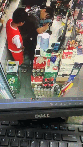 搞笑GIF图片：这孩子太关心妈妈了