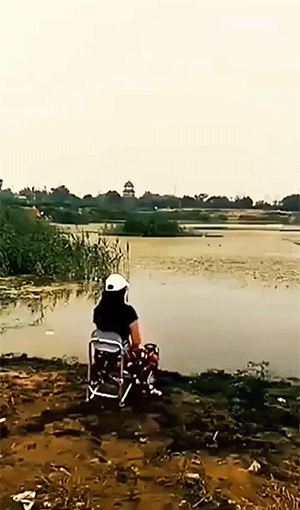爆笑GIF趣图：都等着呢，你倒是拉啊！