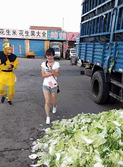 爆笑GIF趣图：都等着呢，你倒是拉啊！