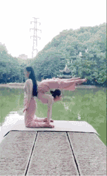 内涵美女动态图：俩女生做瑜伽，不止四目相对