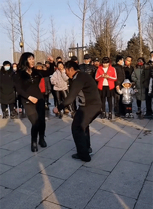 GIF大全：大爷这风骚不减当年吧！
