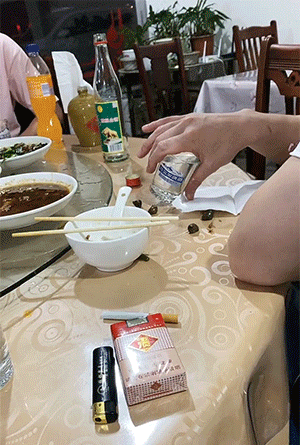 搞笑动图图片：这样的人渣，还有女朋友