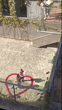 搞笑动图图片：这样的人渣，还有女朋友