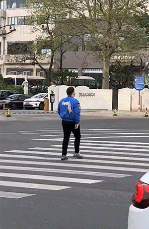 搞笑动图图片：这样的人渣，还有女朋友