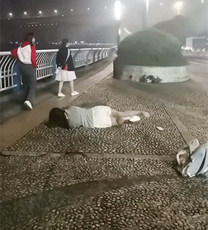 搞笑动图图片：这样的人渣，还有女朋友