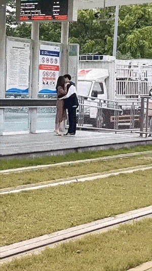 搞笑动图图片：我现在相信隆胸能挡子弹了