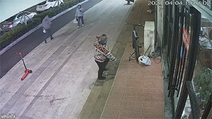 搞笑动图图片：我现在相信隆胸能挡子弹了