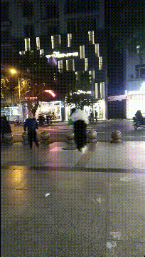 搞笑动图图片：我现在相信隆胸能挡子弹了