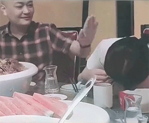 搞笑动图图片：我现在相信隆胸能挡子弹了
