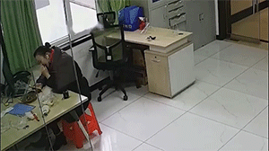 搞笑GIF：监控下的惊奇一幕幕！