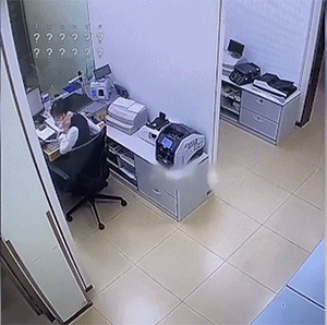 搞笑GIF：监控下的惊奇一幕幕！
