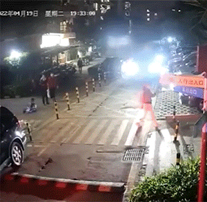 搞笑GIF：监控下的惊奇一幕幕！