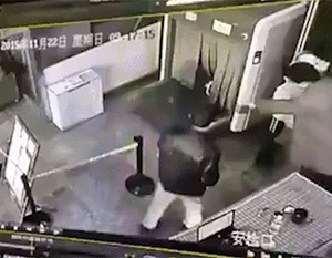 搞笑GIF：监控下的惊奇一幕幕！