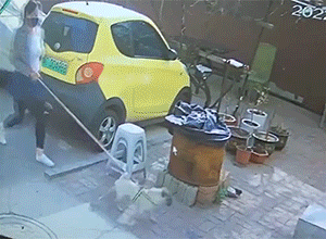 搞笑GIF：监控下的惊奇一幕幕！