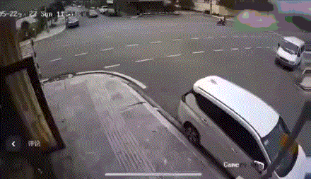 爆笑的GIF:想逃却逃不掉!哈哈哈!