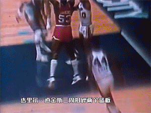 GIF：扣篮还顺带把篮板扣碎，啧啧啧！