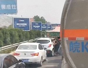 搞笑GIF：啊这……100%杀灭病毒！