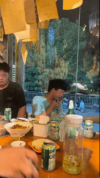 搞笑有趣的GIF：女朋友煮的玉米就是不一样