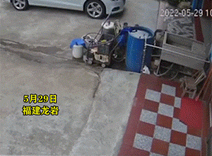 搞笑有趣的GIF：女朋友煮的玉米就是不一样