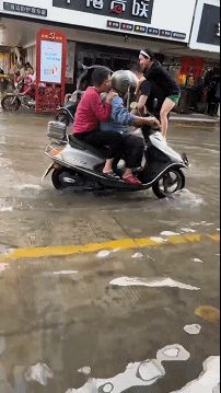 搞笑有趣的GIF：女朋友煮的玉米就是不一样