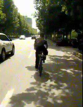 有意思的GIF:民警劝说半天不下来,直到特警出现……