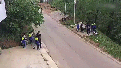 有意思的GIF:民警劝说半天不下来,直到特警出现……