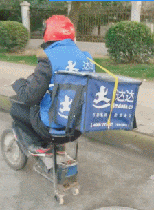 有意思的GIF:民警劝说半天不下来,直到特警出现……