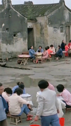 有意思的GIF:民警劝说半天不下来,直到特警出现……