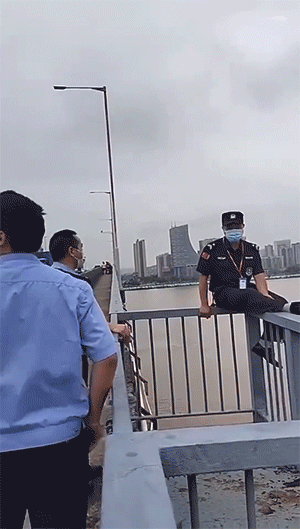有意思的GIF:民警劝说半天不下来,直到特警出现……