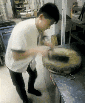 爆笑动图：你看吧，爱情还是值得相信的