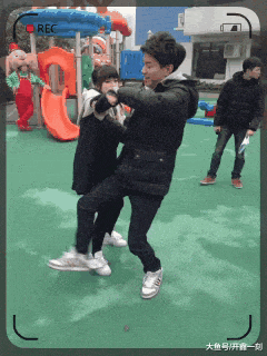 爆笑的动态图:今晚的表演格外狂野,要加钱的