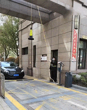 爆笑的动态图:今晚的表演格外狂野,要加钱的