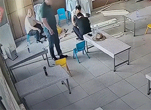 搞笑GIF：这反应能力可还行？