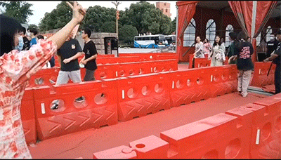 欢乐的GIF动图：狗子都比我快乐...
