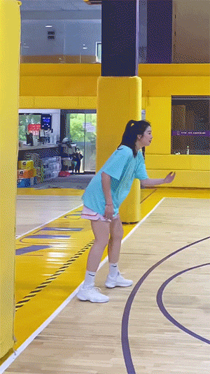 妹子打篮球GIF动图：我一个都打不过！