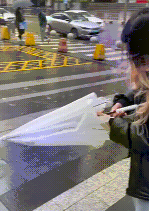 爆笑动态图：当代大学生吃零食！