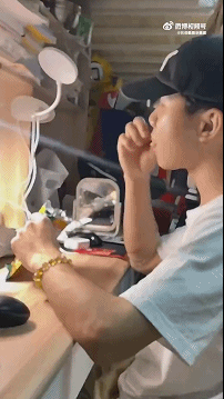 爆笑动态图：当代大学生吃零食！