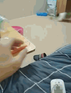 搞笑动图图片：大哥这服务还满意吧！