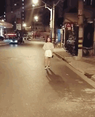 搞笑动图图片：大哥这服务还满意吧！