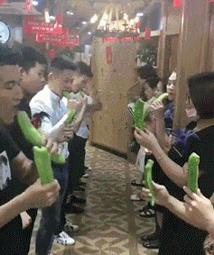 爆笑的GIF动图：这次非跟你拼个不是你断，就是我断