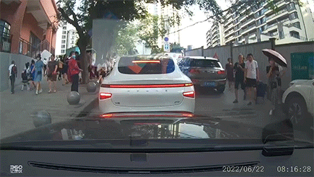 爆笑的GIF动图：这次非跟你拼个不是你断，就是我断