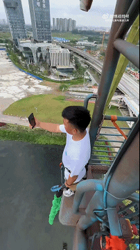 爆笑动图：吃烧烤穿成这样，安全感十足