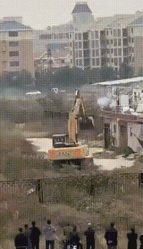 爆笑动图：太需要这个标了，很难不靠近看清楚啊！