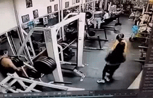 健身房健身悲剧瞬间GIF，用健身器材一定要注意安全！
