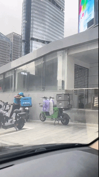 爆笑GIF：这就是你男朋友晚上的表现，一碰就爆